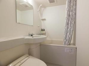 熊谷市にある2-51 Miyamaecho - Hotel / Vacation STAY 8661の洗面台、トイレ、鏡のあるバスルーム