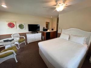 una camera con letto, tavolo e TV di Bay Breeze Resort a Ephraim