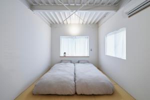 福岡市にある88 is near STAY Fukuoka Hakataの窓付きの白い部屋のベッド1台 +19枚の写真