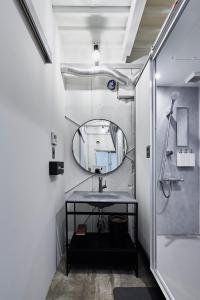 福岡市にある88 is near STAY Fukuoka Hakataの洗面台と鏡のあるバスルーム