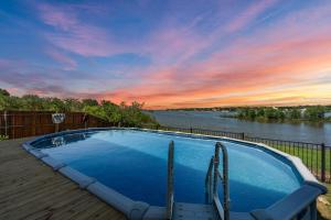 Bazén v ubytování Lake House - Amazing Views & Pool Lake Arlington nebo v jeho okolí