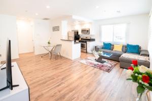 a living room with a couch and a table at Sleek 1-Bedroom Apartment with AC & gated Parking space in Los Angeles