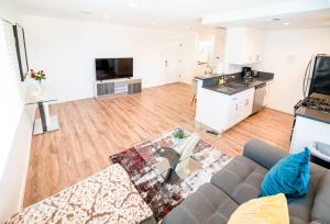 a living room with a couch and a kitchen at Sleek 1-Bedroom Apartment with AC & gated Parking space in Los Angeles