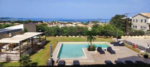 Sundlaugin á Catamaran Corfu Aparthotel eða í nágrenninu