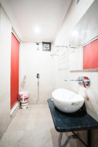 baño con lavabo blanco en la encimera en Amour Hotel Delhi Airport, en Nueva Delhi