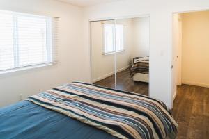 Katil atau katil-katil dalam bilik di Chic Large One Bedroom with dinning area in hear of Koreatown With Free Parking