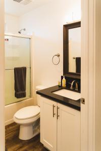 Bilik mandi di Chic Large One Bedroom with dinning area in hear of Koreatown With Free Parking