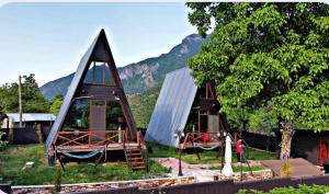 ein Spielplatz mit Rutsche und einem Haus in der Unterkunft Ramanati in Khulo