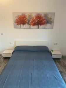 a bedroom with a bed with a painting on the wall at Villa Espiga in Benalmádena