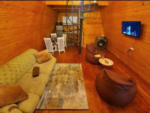ein Wohnzimmer mit Sofa und Fernseher in der Unterkunft Ramanati in Khulo