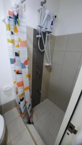 Bilik mandi di Smdc Wind Marcelle's Place Cool Suites