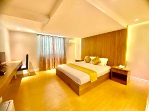 a bedroom with a large bed in a room at Hotel Euroasia By BLUEBOOKERS in Angeles