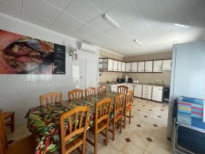 a dining room with a table and chairs in a kitchen at Mero Habitaciones in Cabo de Palos