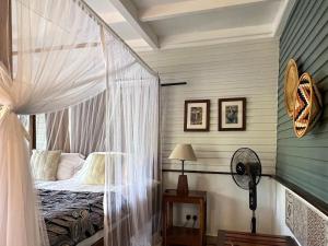 Giường trong phòng chung tại Mount Meru Game Lodge & Sanctuary