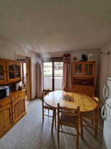 Η κουζίνα ή μικρή κουζίνα στο appartement montagne la vallée verte cœur station Hirmentaz