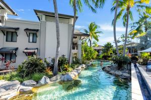 Piscina de la sau aproape de Swim-out Tropical Haven at Temple Resort