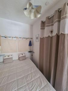 Ένα ή περισσότερα κρεβάτια σε δωμάτιο στο appartement montagne la vallée verte cœur station Hirmentaz