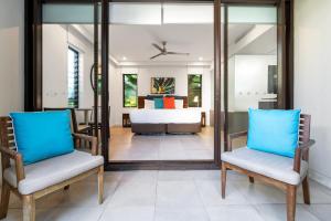 O zonă de relaxare la Swim-out Tropical Haven at Temple Resort