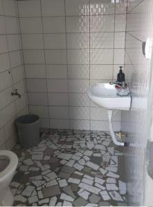 a bathroom with a sink and a toilet at Maison de vacances Calavi séminaire in Abomey-Calavi +8 photos
