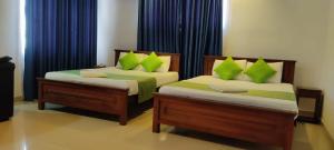 Postel nebo postele na pokoji v ubytování Empire Valley Hotel