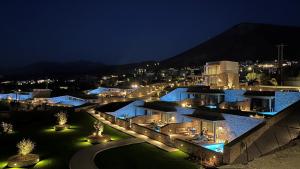 Bazén v ubytování Deos Luxury Suites - Adults Only nebo v jeho okolí
