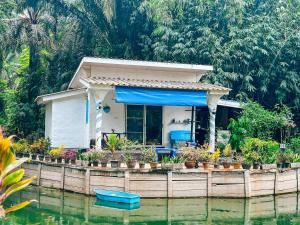 Baan Suanthip Homestay - Aoluek Natural Retreat外面的花园