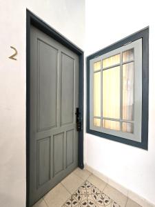 una puerta abierta en una habitación con ventana en CERIA HOTEL at Alun Alun Yogyakarta en Yogyakarta