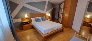 a bedroom with a large white bed with blue pillows at Dúplex Luxury Alfaro in Alfaro