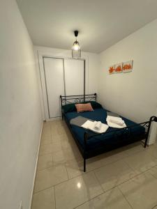 a small bedroom with a bed in a room at Apartmani Luciano in Novalja