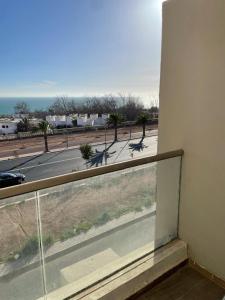 vista su una strada dalla finestra di un edificio di Anza sahil Surf Appartement AGADIR ad Agadir