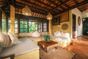 Posezení v ubytování Sarinbuana Eco Lodge + 37 fotografií