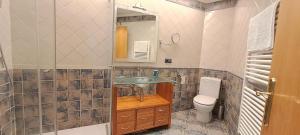 a bathroom with a sink and a toilet at Dúplex Luxury Alfaro in Alfaro