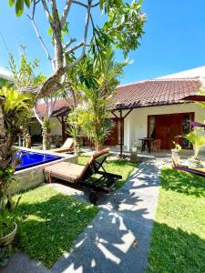 a backyard with a pool and a house at Pererenan nengah guest house canggu in Canggu