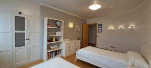 a bedroom with a bed and a book shelf at Dúplex Luxury Alfaro in Alfaro