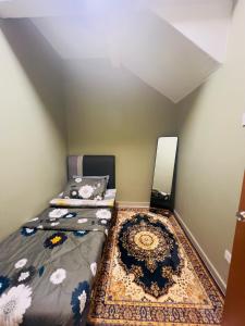 سرير أو أسرّة في غرفة في RR Homestay Yong Peng