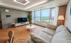 TV a/nebo společenská místnost v ubytování Busan Station BOOKING THE BAY