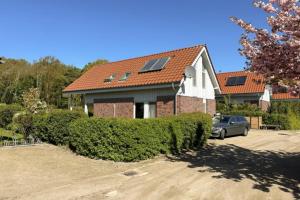 Marienfelde的住宿－W9 - Traumhaftes Ferienhaus mit Kamin & grossem Garten in Roebel，屋顶上设有太阳能电池板的房子