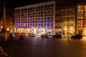 ein Gebäude mit nachts auf einem Parkplatz geparkt in der Unterkunft Hotel Platzhirsch in Fulda