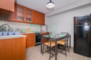 Кухня или мини-кухня в Seaside Apartment
