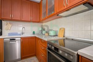 Кухня или мини-кухня в Seaside Apartment
