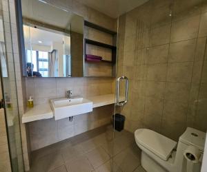Koupelna v ubytování Apartment at Robertson by Wgshomestay + 9 fotografií
