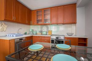 Кухня или мини-кухня в Seaside Apartment
