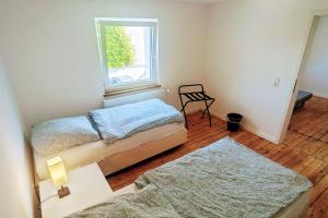 Un dormitorio con dos camas y una ventana. en Apartment Köln Weidenpesch, en Colonia