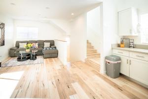ロサンゼルスにあるUnique 3-Level Loft with One bedroom & Two Full Bathroomのソファとテーブルのあるリビングルーム