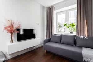 Televízia a/alebo spoločenská miestnosť v ubytovaní Espresso Apartment Plac Mirowski