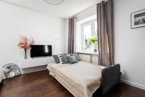 Televízia a/alebo spoločenská miestnosť v ubytovaní Espresso Apartment Plac Mirowski