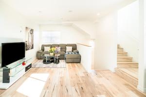 ロサンゼルスにあるUnique 3-Level Loft with One bedroom & Two Full Bathroomのソファとテレビのあるリビングルーム