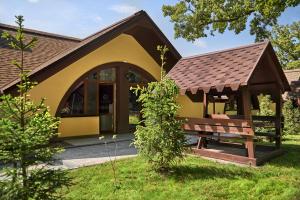 Ein Garten an der Unterkunft Complex Turistic Codru