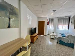 Televízia a/alebo spoločenská miestnosť v ubytovaní Apartamentos Villa Torcal