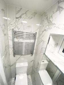 Koupelna v ubytování THE ROYAL BOUTIQUE REGENT LODGE by LONDON , SLEEP 8